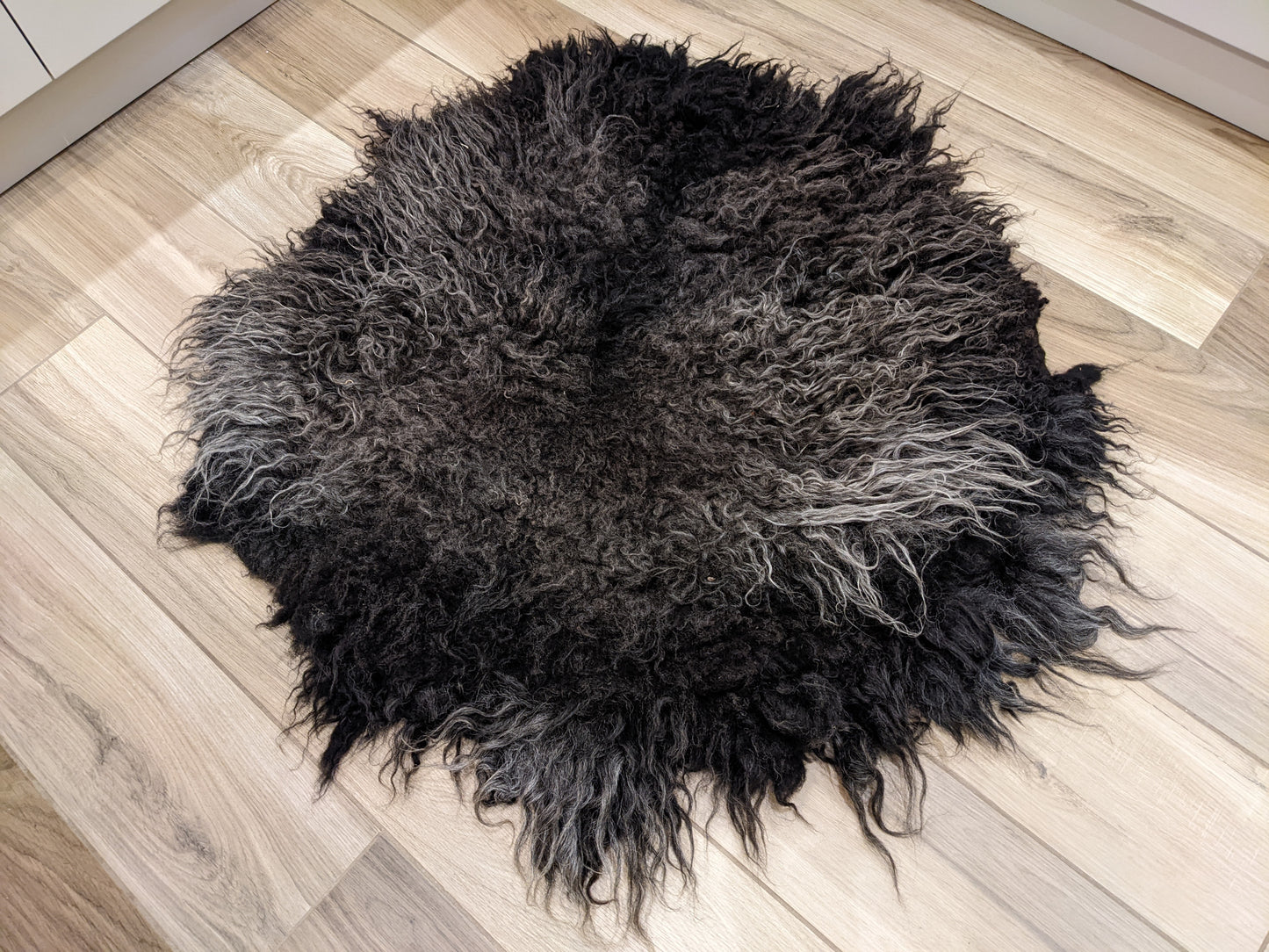 Distinctive long-locked black & grey medium rug